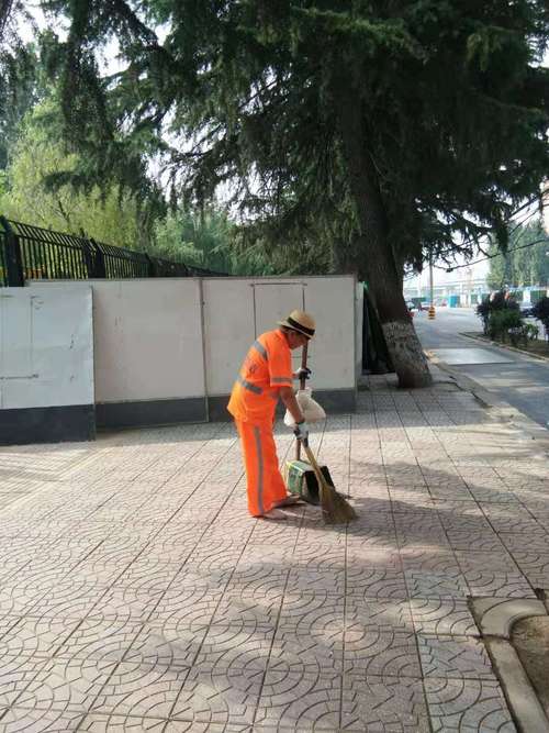 保洁员流动在岗清扫道路