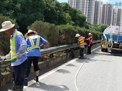 机场一通道加强收费站文明服务和道路清扫保洁迎接全国文明城市复查