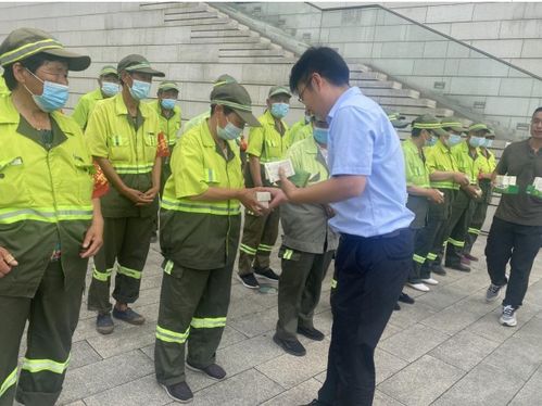 心牵一线环卫工人,崂山区城市管理局慰问送清凉