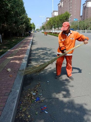 保洁人员清扫道路