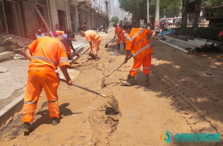 山西吕梁离石环卫工人奋力清洗城市道路