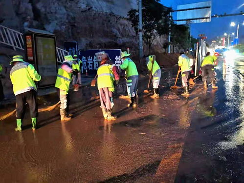 泥浆淹没道路,环卫工人来了