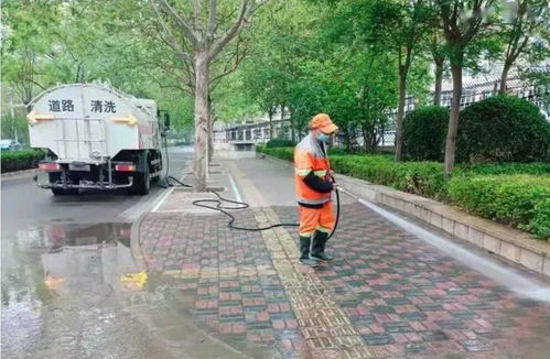 石家庄市裕华环卫加强雨中道路保洁作业力度