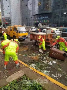 下雨天街路不用清扫保洁了 这群环卫大爷大妈们守着河沟街排水井盖,随时清掏枯枝败叶防积水